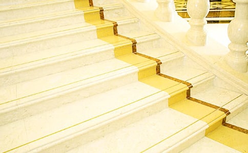 小班安全教案《上下樓梯靠右走》