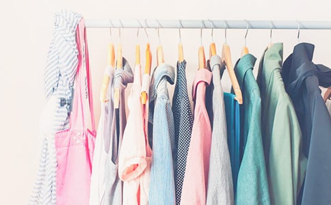 小班美術給兵器寶寶穿衣服教案